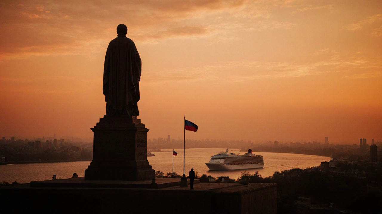 Памятник &#039;Родина-мать зовёт!&#039; на Мамаевом кургане с теплоходом на Волге.