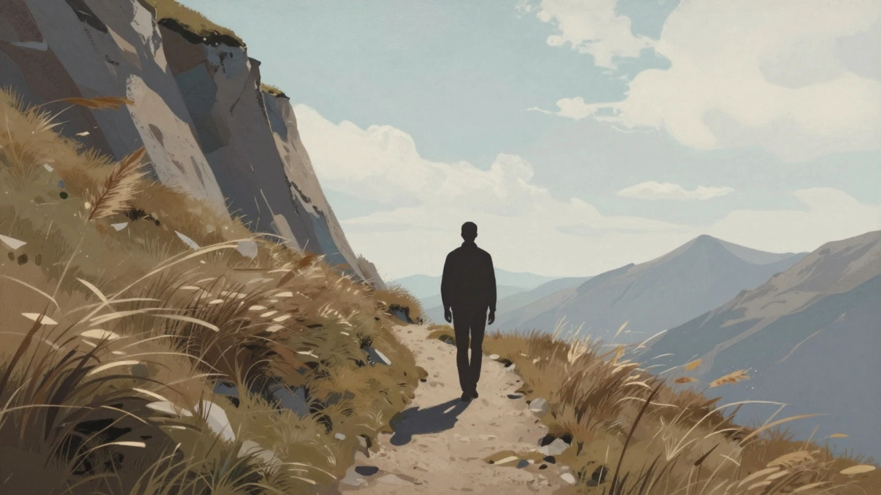 Фигура идёт по узкой горной тропе, рядом — обрыв, только ветер и шаги.