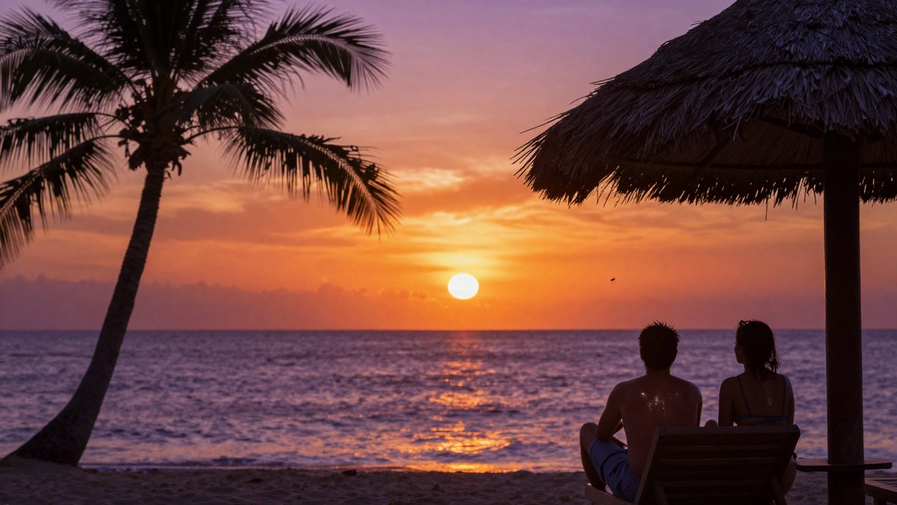 Закат над океаном в тропиках с огненным небом и парой на пляже под зонтом.