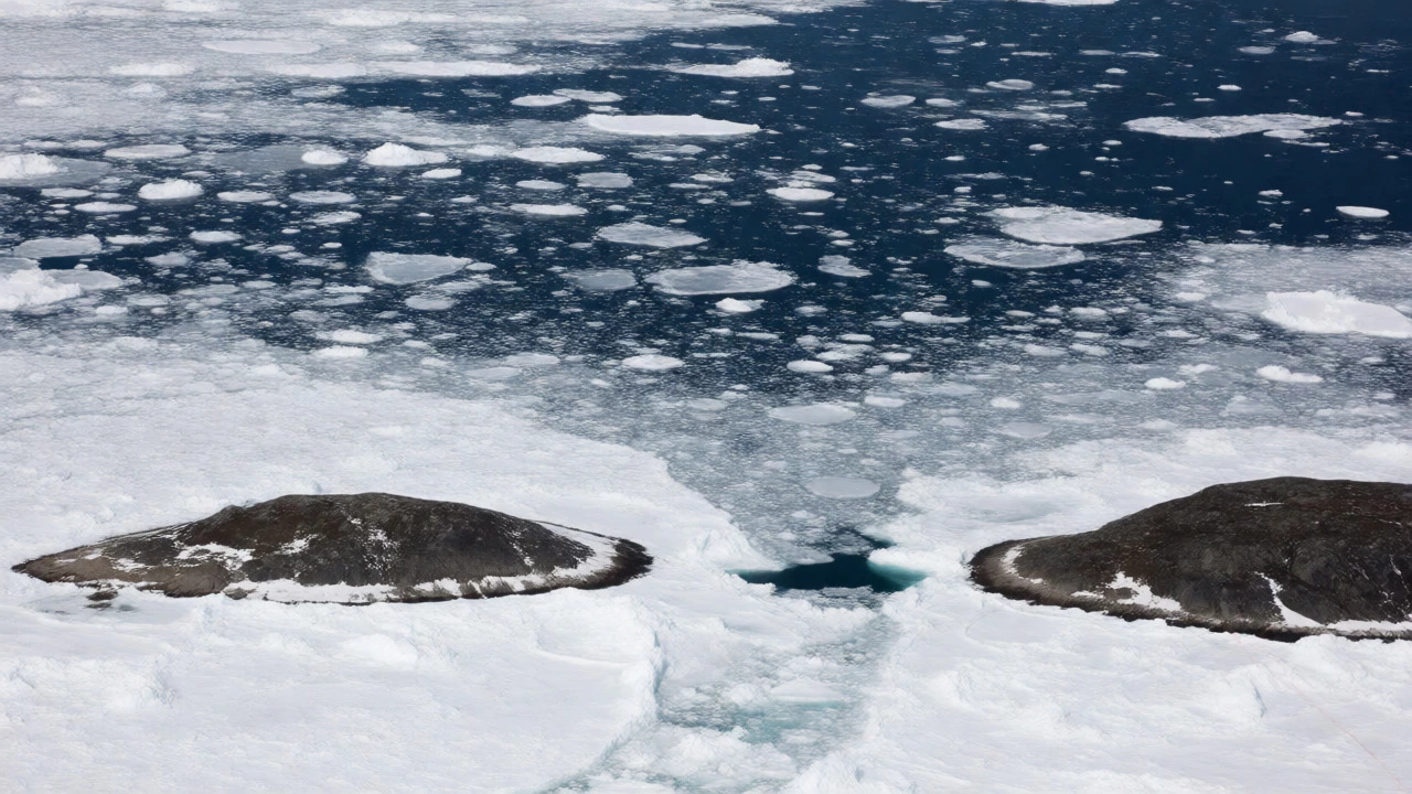 Ледяной пролив между островами Диомида в Беринговом море